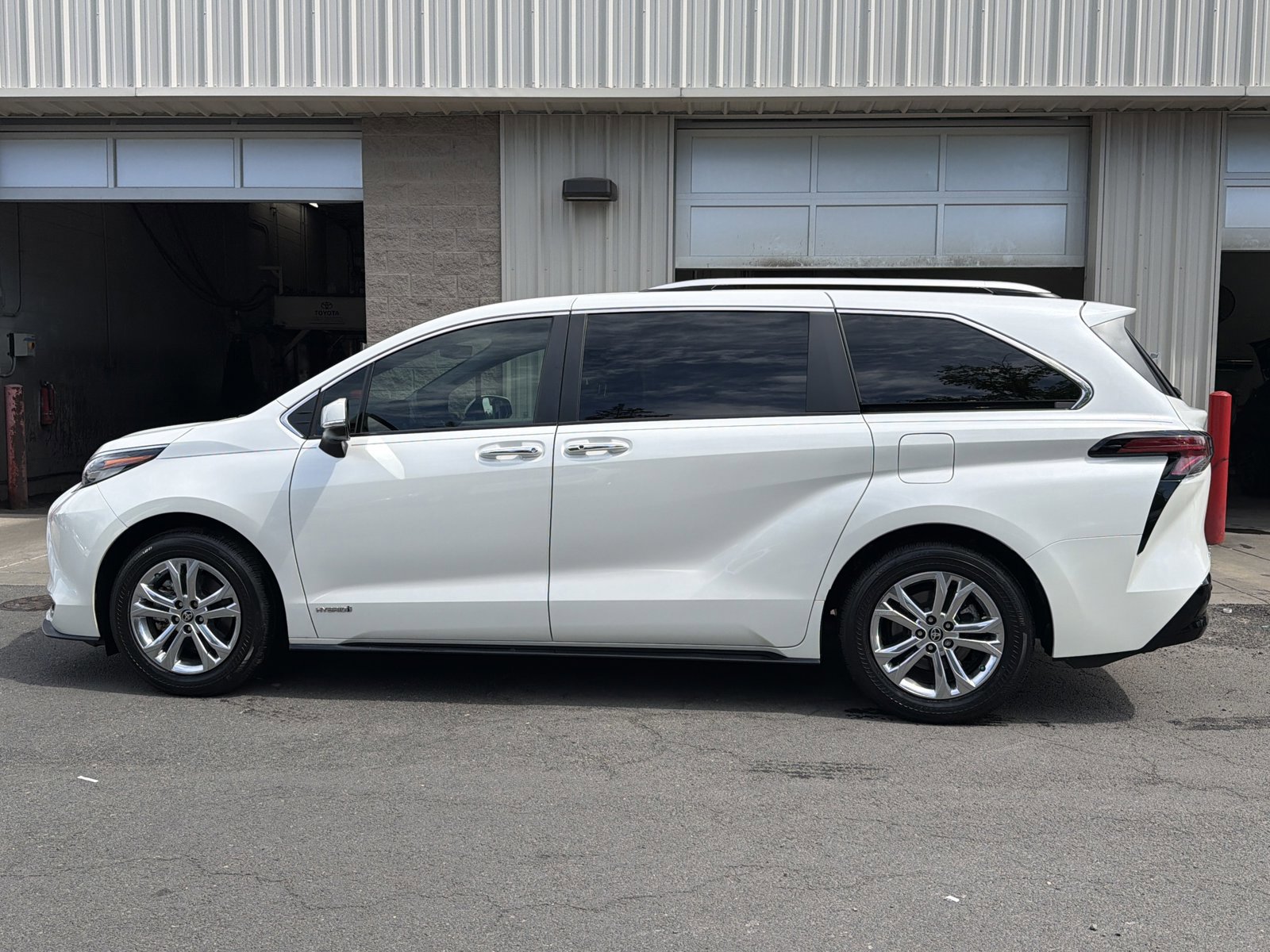 Used 2021 Toyota Sienna Platinum AWD/4WD image 8