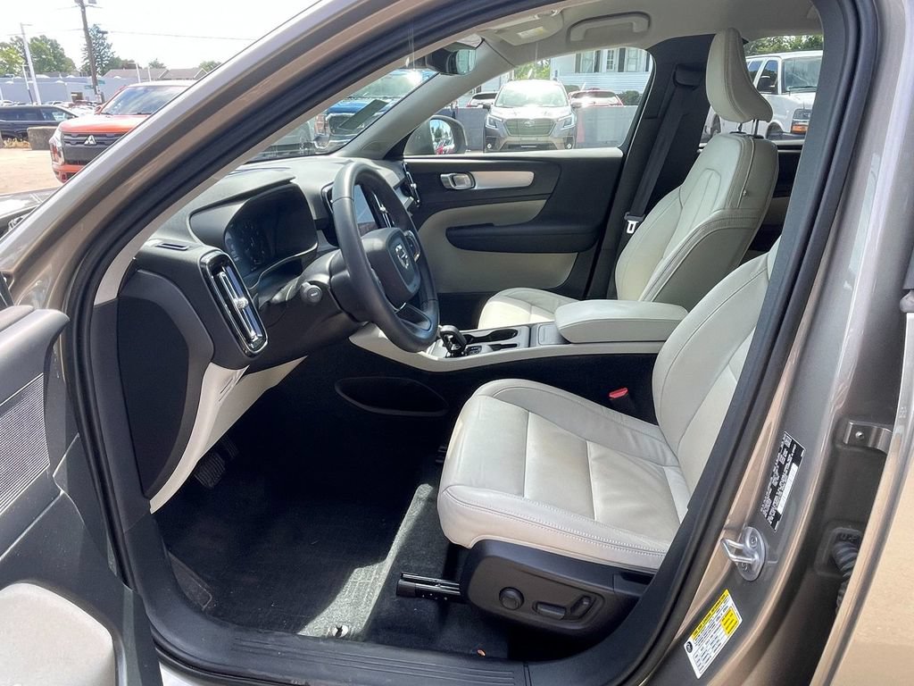 Used 2022 Volvo XC40 T4 Momentum FWD image 12