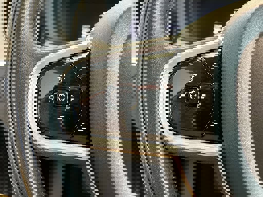 Used 2022 Volvo XC60 B6 Inscription image 13