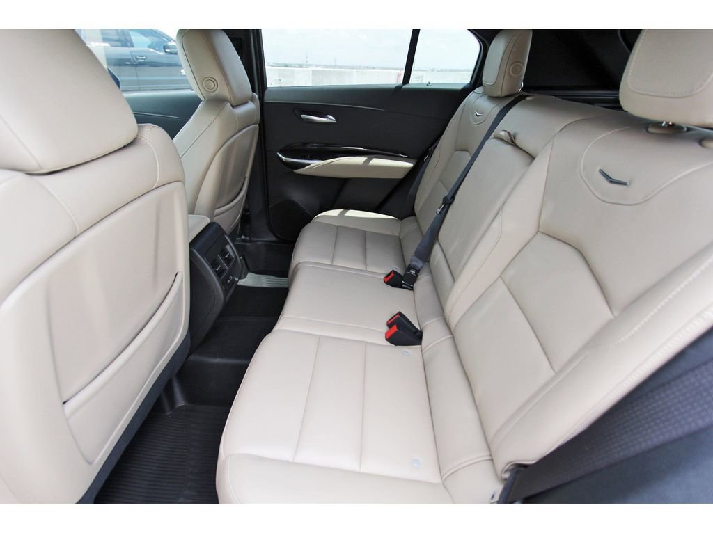 Used 2024 Cadillac XT4 Luxury w/ Cold Weather Package FWD image 7