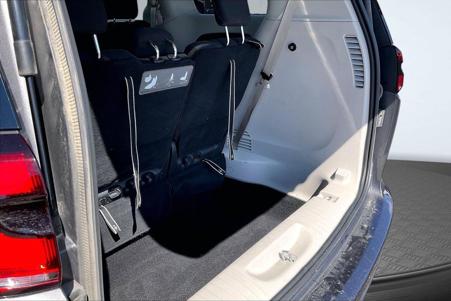 Used 2021 Chrysler Pacifica Touring w/ Cold Weather Group FWD image 5