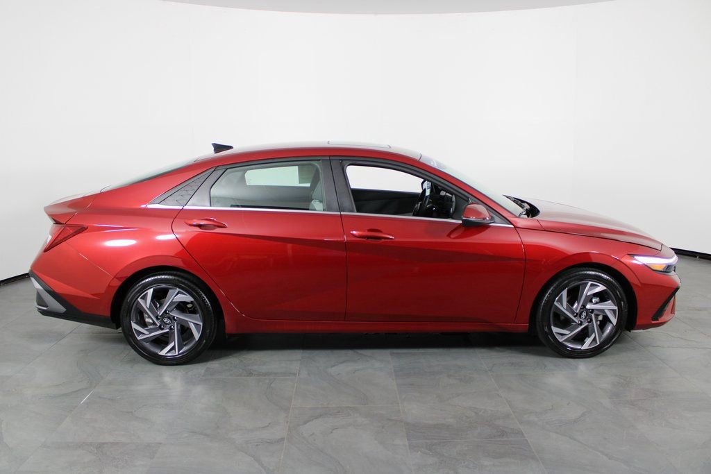 Certified 2025 Hyundai Elantra Limited image 14