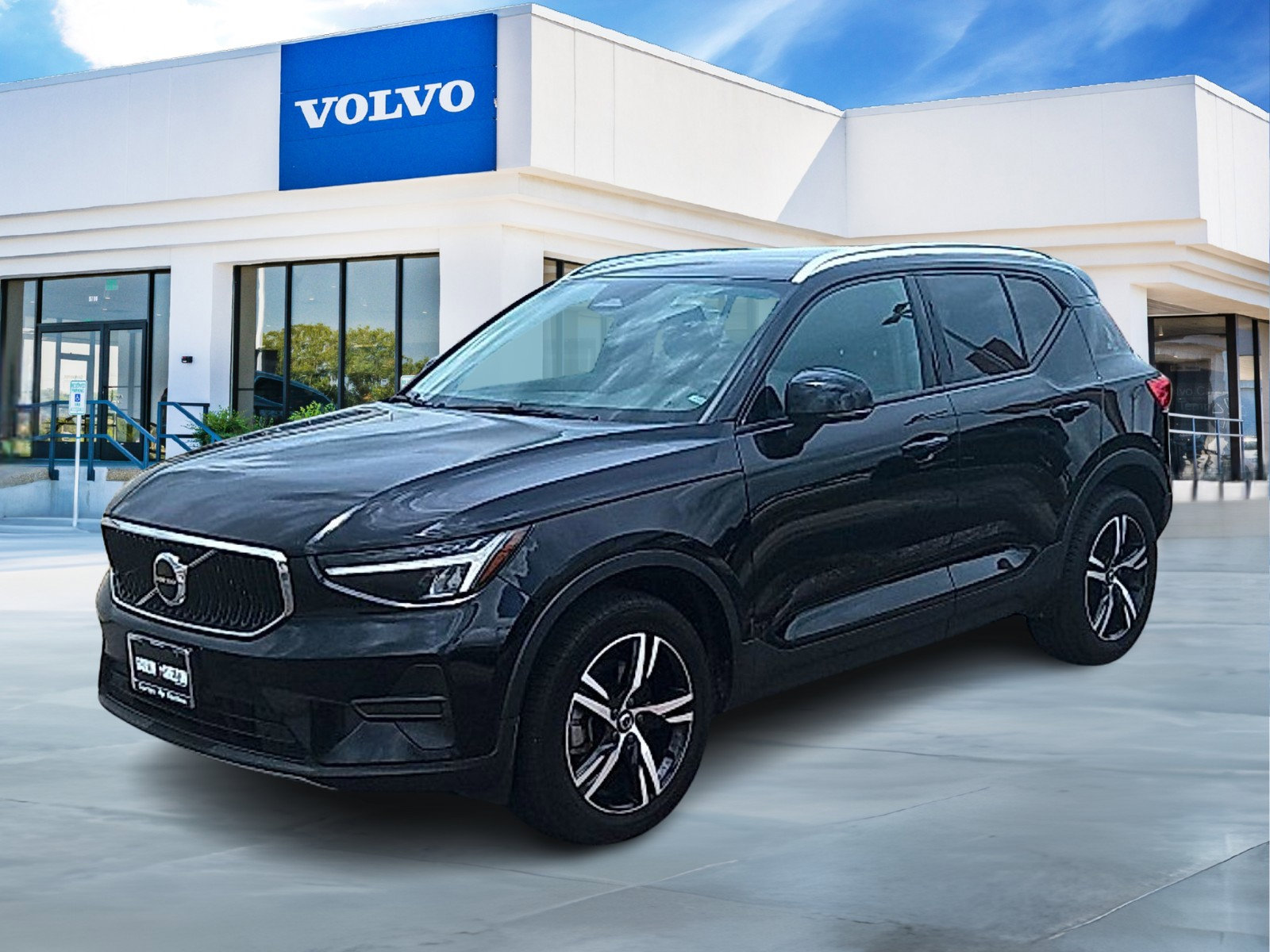Used 2023 Volvo XC40 B5 Core AWD/4WD image 1