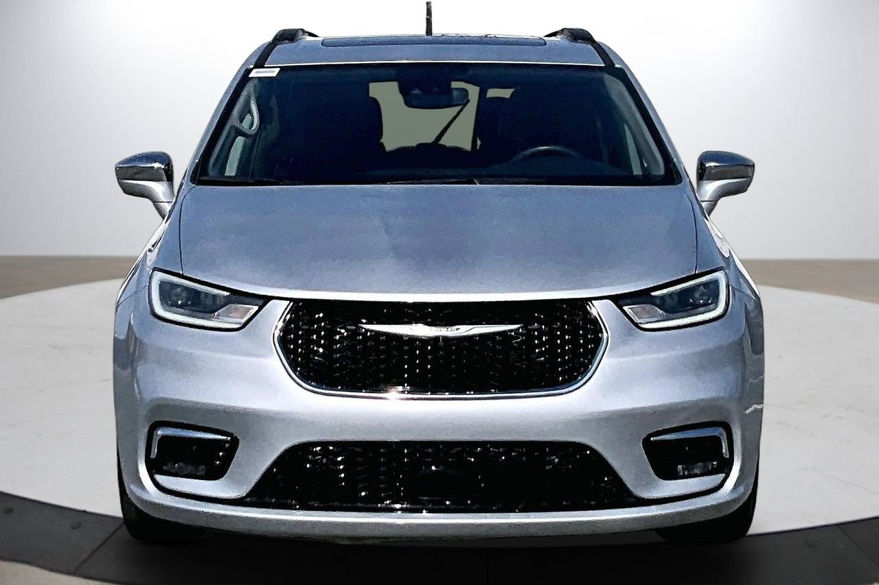 Certified 2022 Chrysler Pacifica Limited image 3