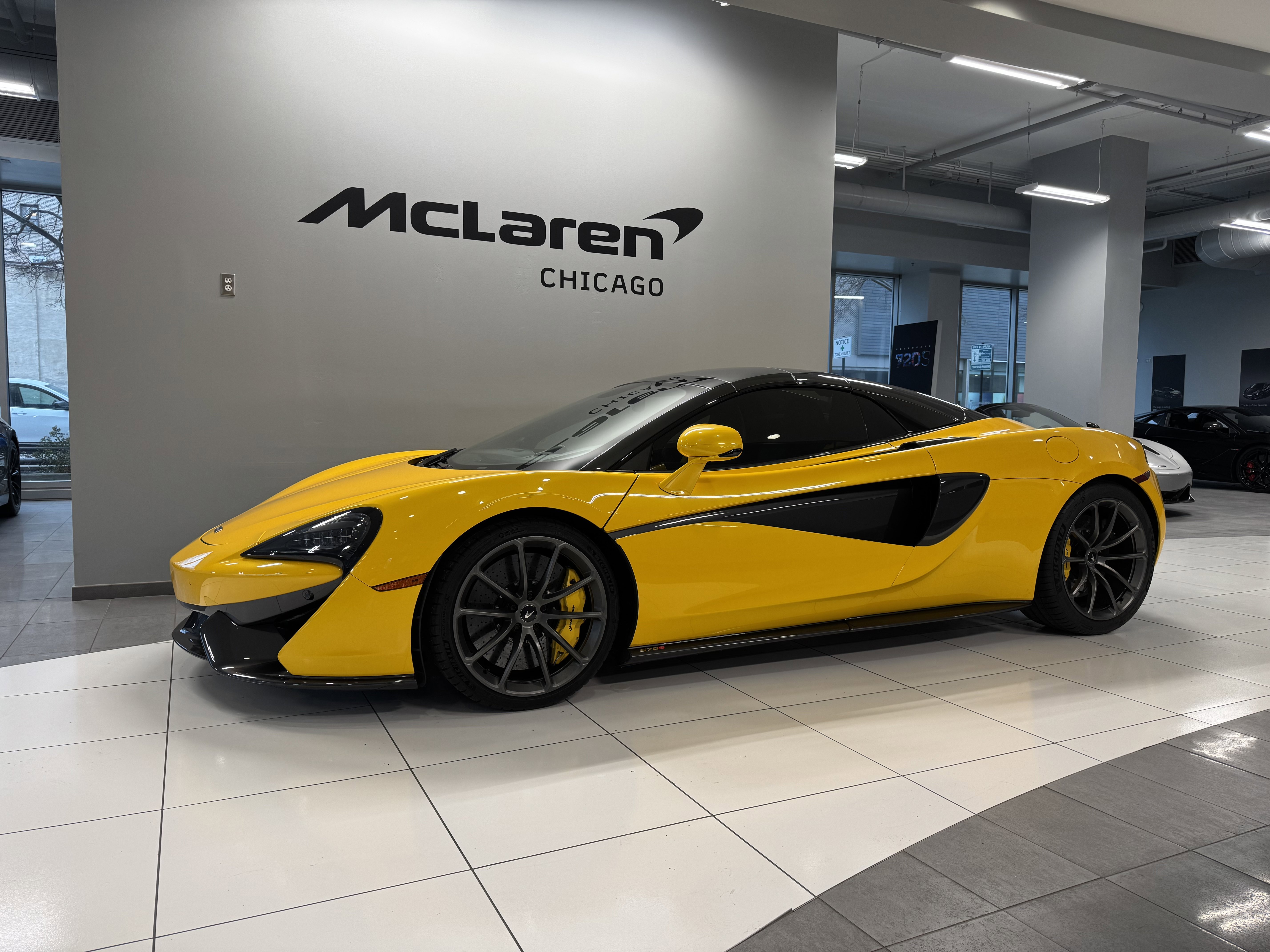 Used 2020 McLaren 570S Spider image 1