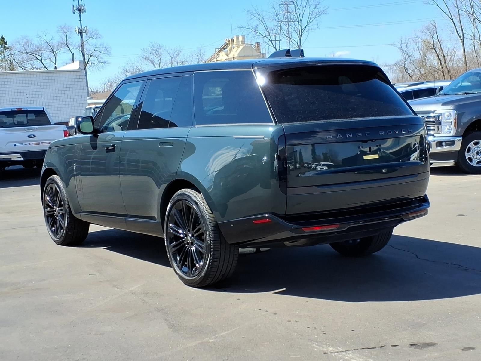 Used 2025 Land Rover Range Rover SE image 3