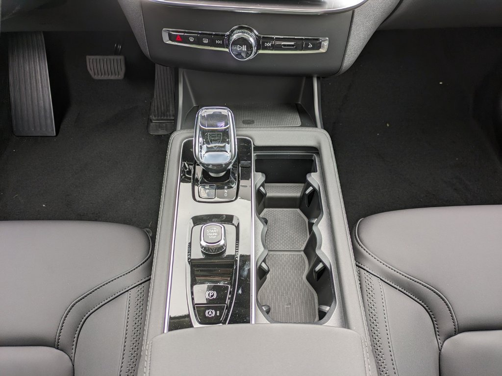 New 2026 Volvo XC90 B6 Plus w/ Protection Package Premier AWD/4WD image 18