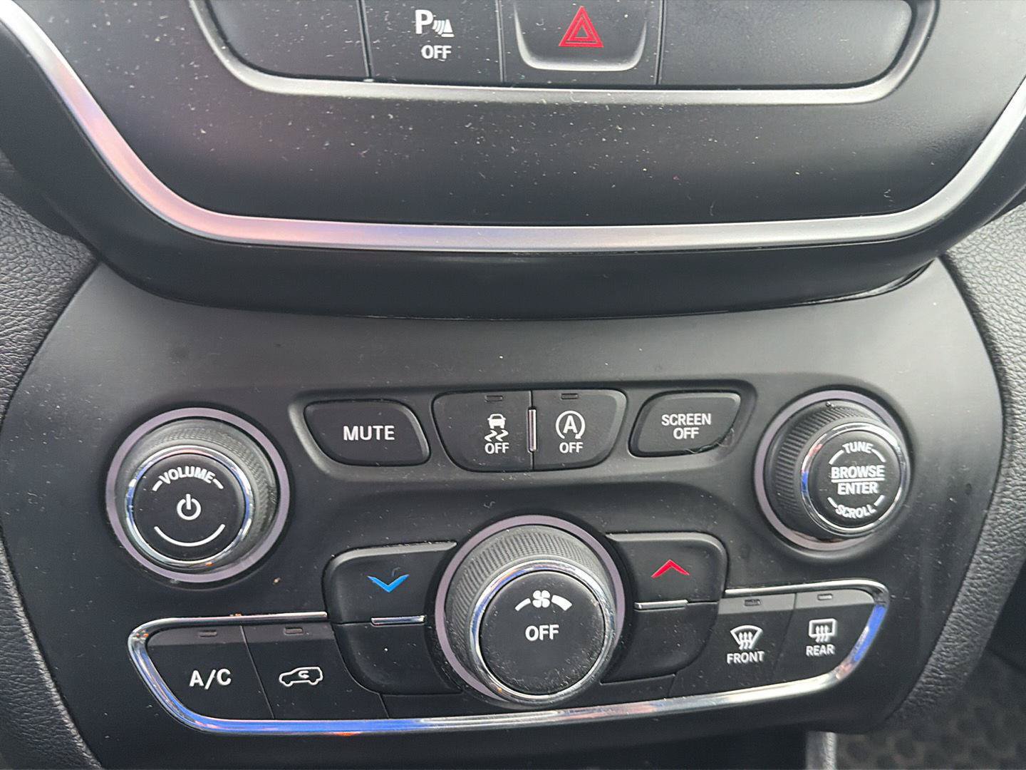 Used 2019 Jeep Cherokee Latitude Plus w/ Cold Weather Group AWD/4WD image 13