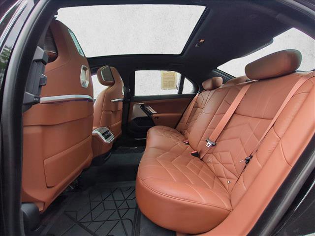 Used 2025 BMW 750e xDrive AWD/4WD image 21