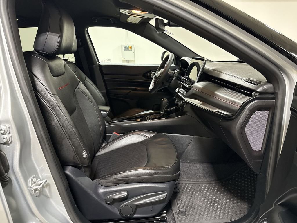Used 2025 Jeep Compass Trailhawk AWD/4WD image 21