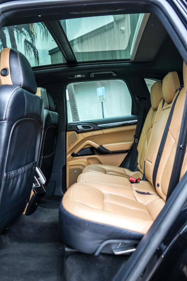 Used 2018 Porsche Cayenne Platinum Edition w/ Premium Package AWD/4WD image 25
