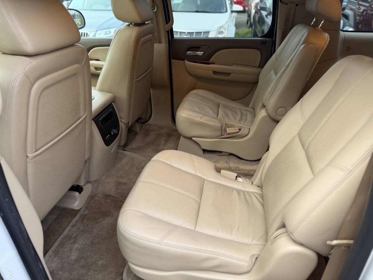 Used 2009 Chevrolet Suburban LT w/ Luxury Package RWD image 16