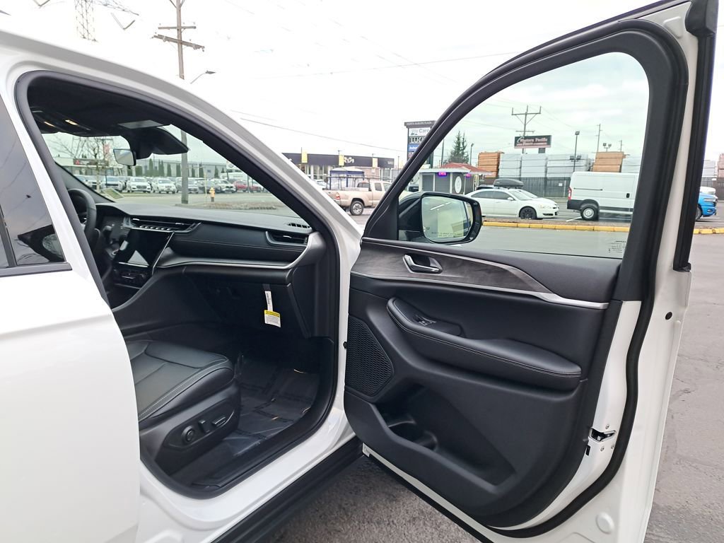 New 2025 Jeep Grand Cherokee Limited AWD/4WD image 16