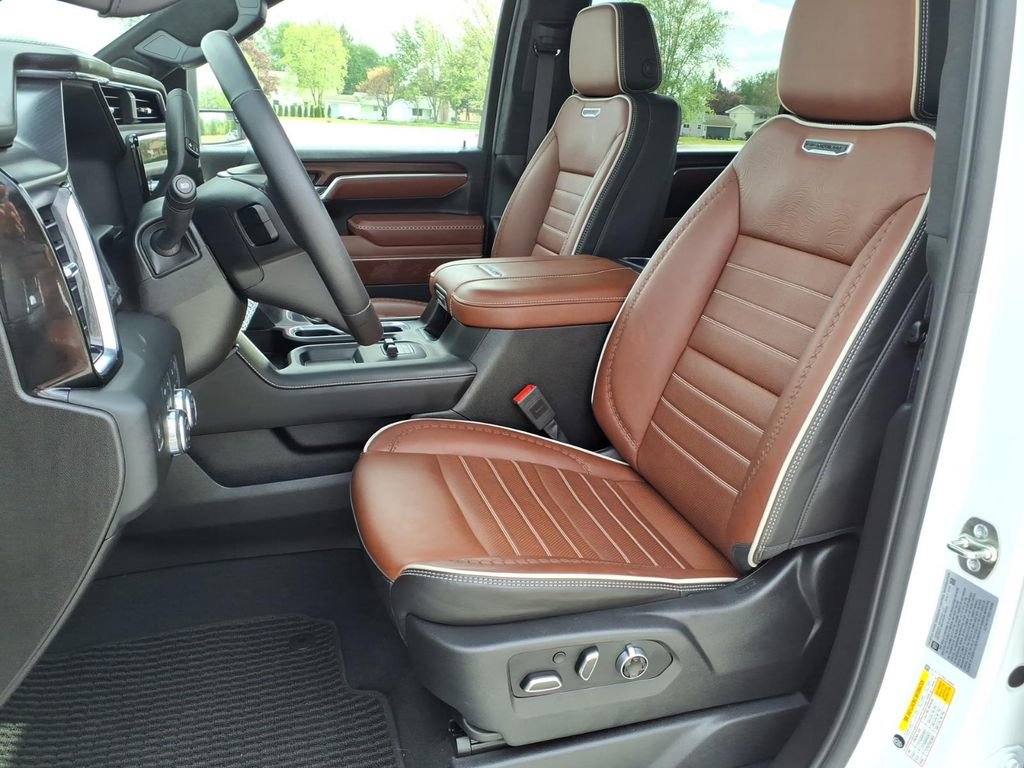 Used 2025 GMC Sierra 3500 Denali Ultimate AWD/4WD image 3