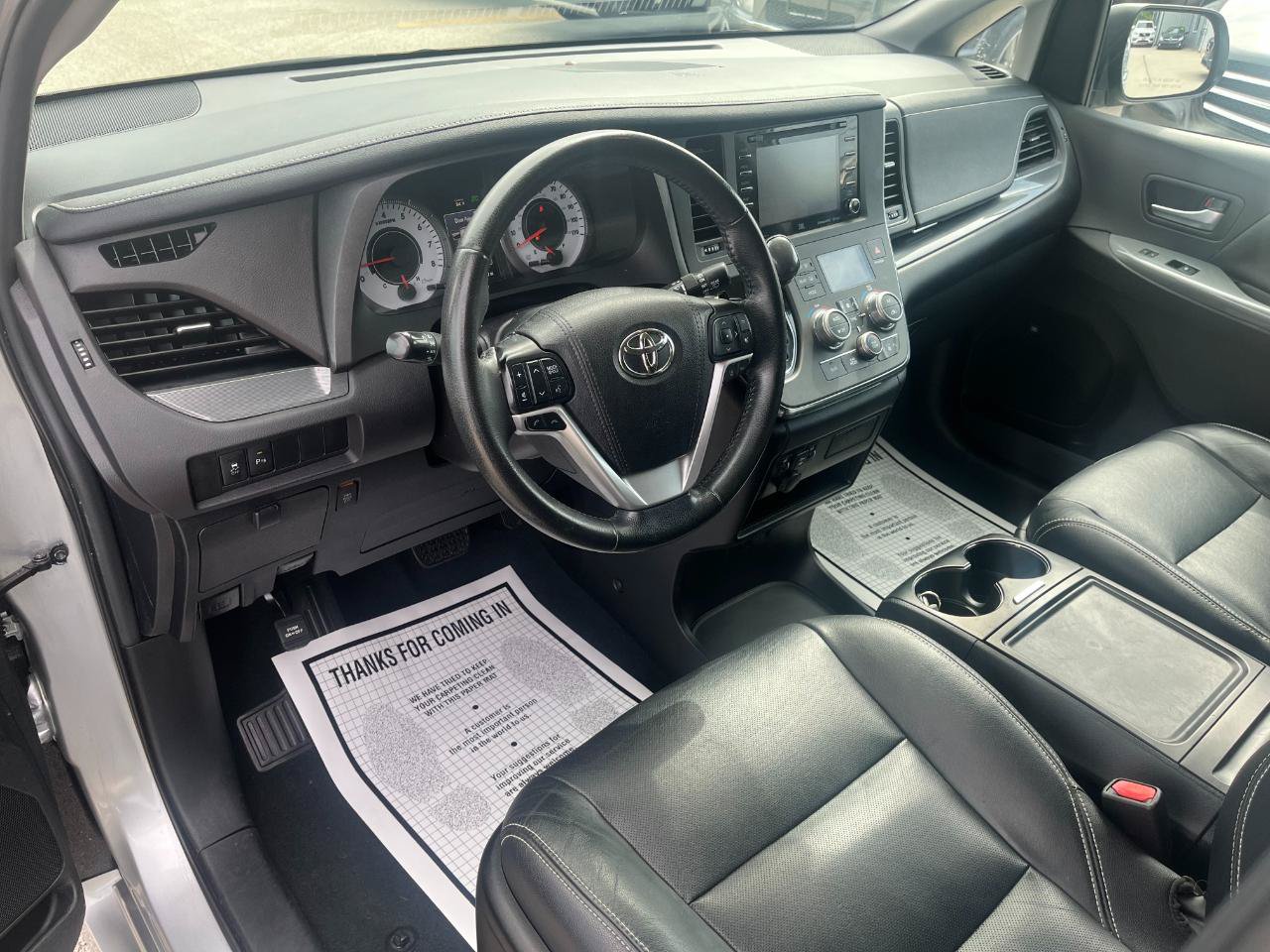 Used 2019 Toyota Sienna SE w/ SE Preferred Package FWD image 10