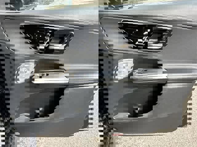 Used 2025 Mercedes-Benz GLC 300 4MATIC image 21