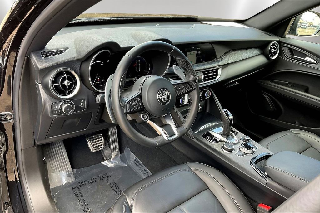 Used 2024 Alfa Romeo Stelvio Sprint image 17