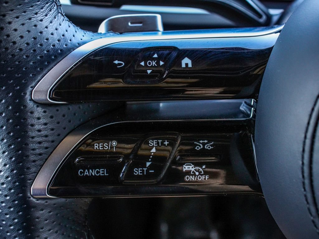 Used 2025 Mercedes-Benz GLE 450e 4MATIC w/ AMG Line Interior image 29