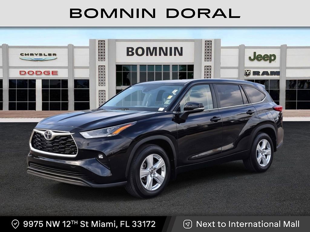 Used 2023 Toyota Highlander LE FWD image 1