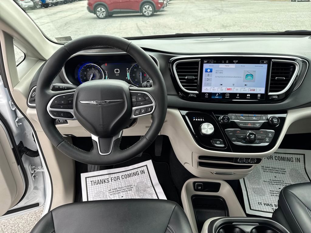 Used 2024 Chrysler Pacifica Touring-L FWD image 14