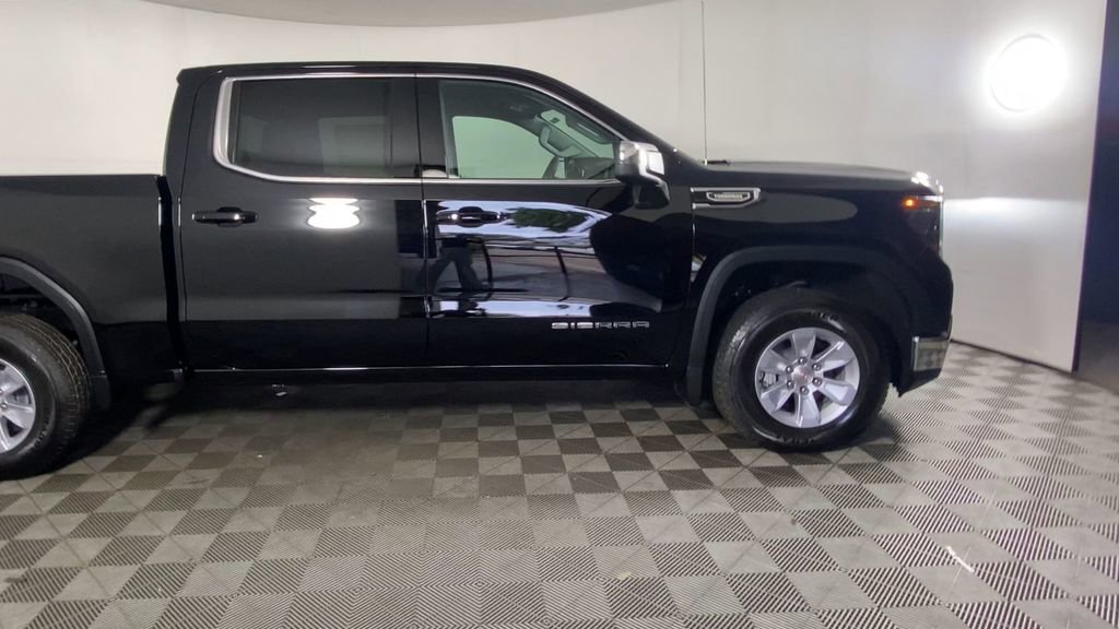 New 2026 GMC Sierra 1500 SLE image 2