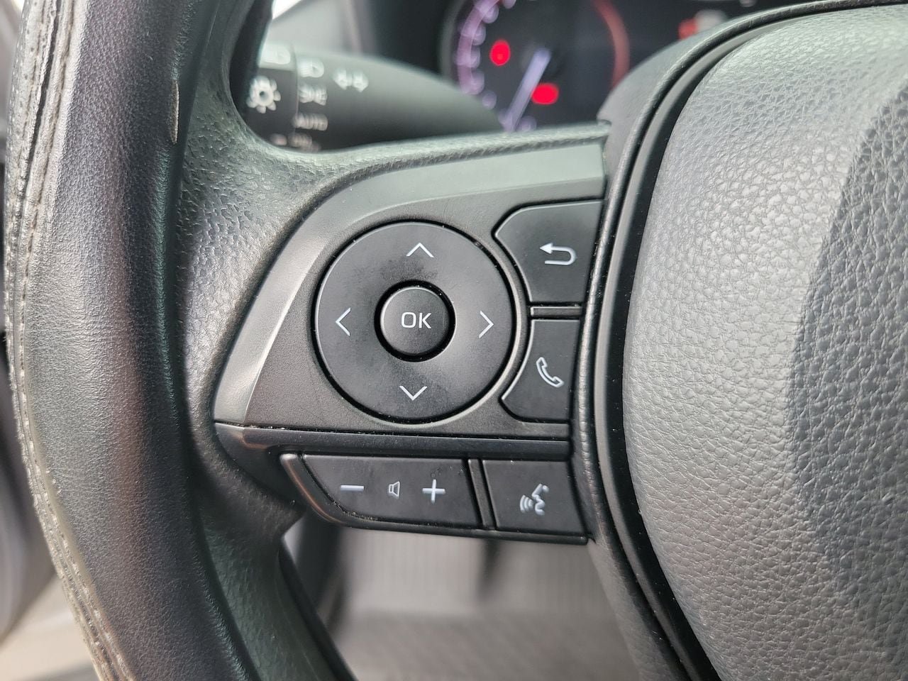 Used 2024 Toyota RAV4 XLE w/ Convenience Package FWD image 20