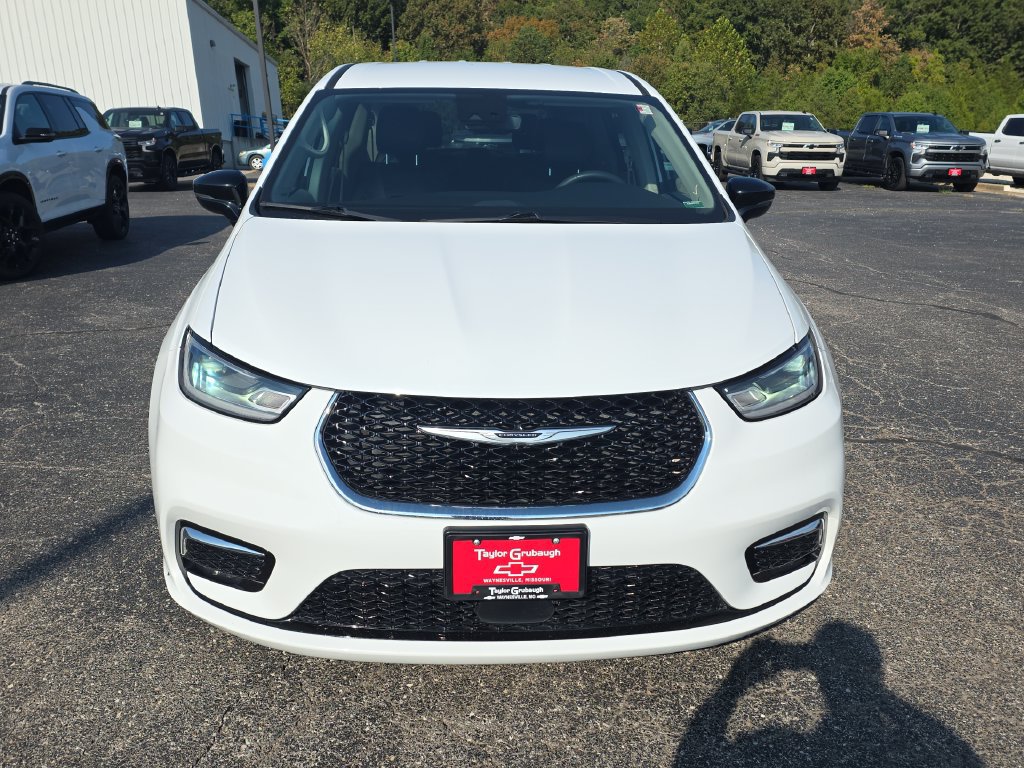 Used 2024 Chrysler Pacifica Touring-L FWD image 3