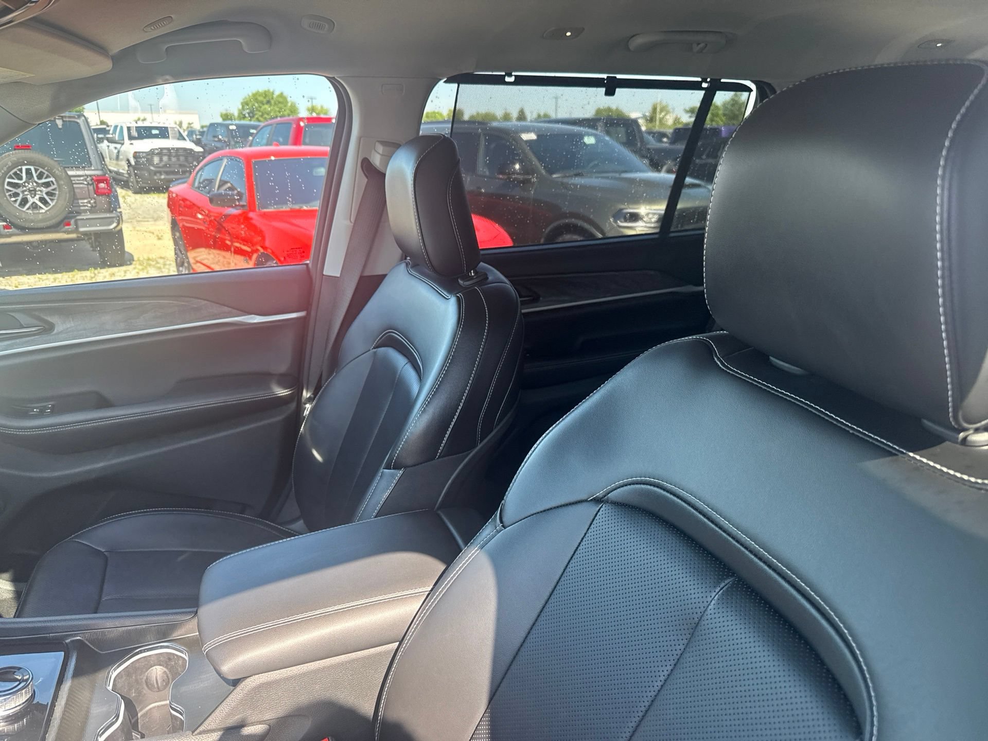 Used 2024 Jeep Grand Cherokee L Limited w/ Luxury Tech Group II AWD/4WD image 11