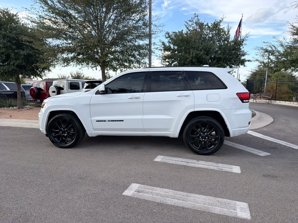 Used 2017 Jeep Grand Cherokee Altitude AWD/4WD image 5