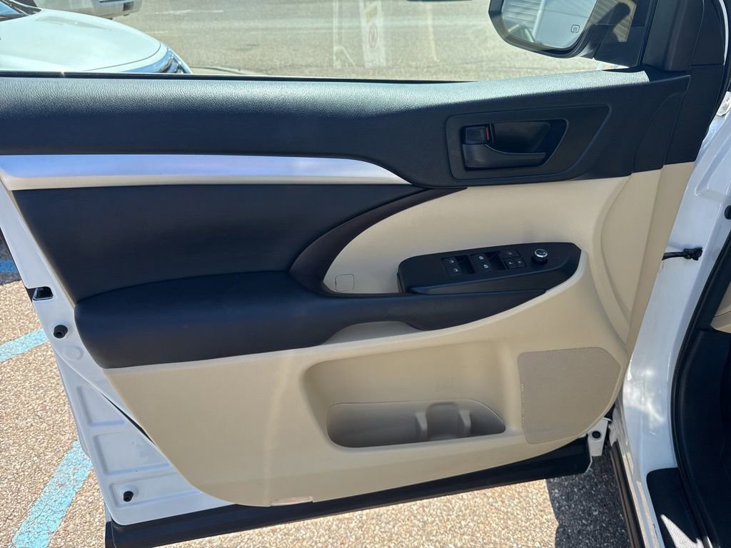 Used 2017 Toyota Highlander Plus AWD/4WD image 11