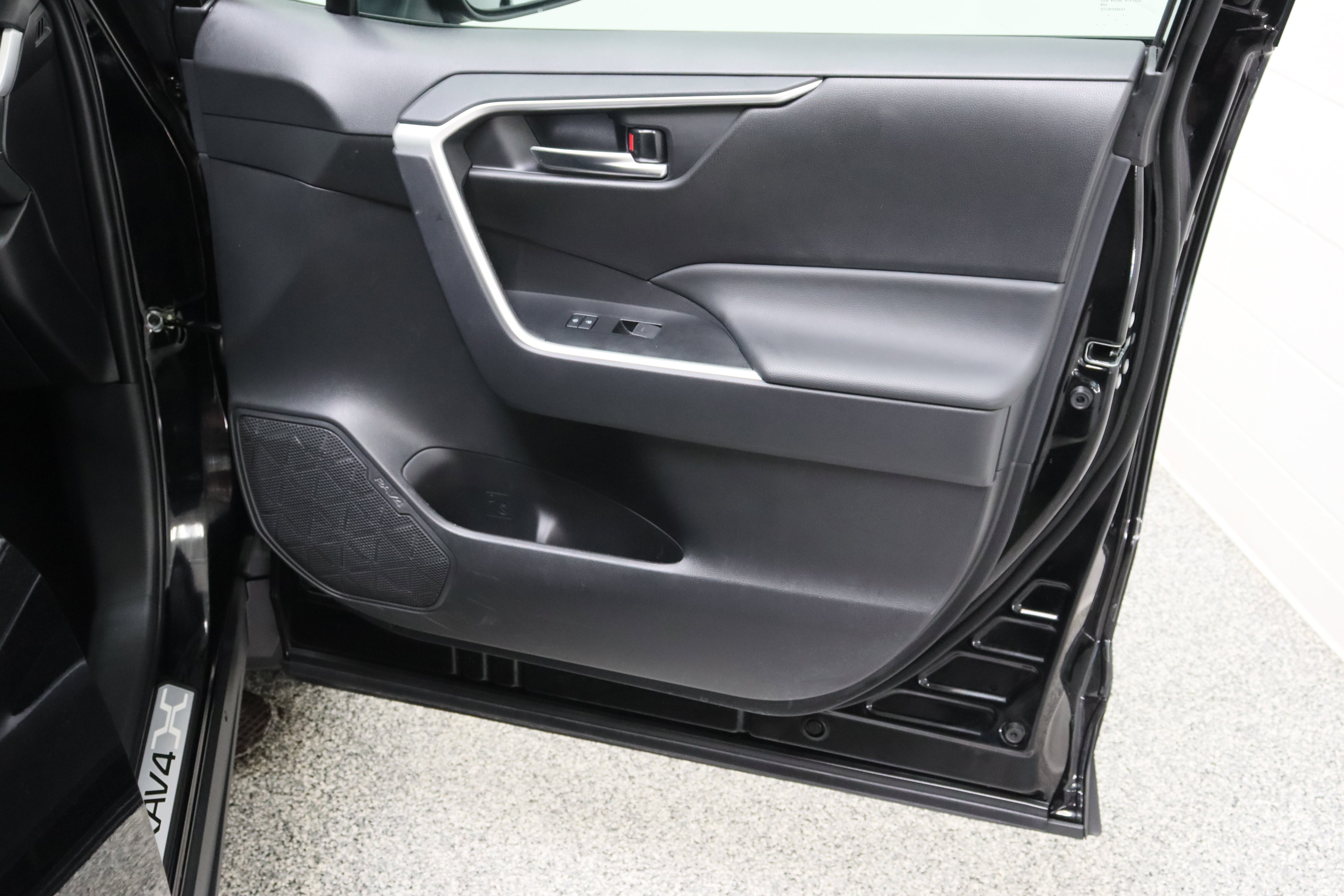 Used 2025 Toyota RAV4 XLE Premium FWD image 36