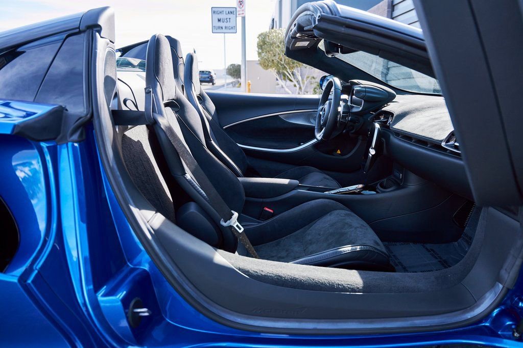 Used 2025 McLaren Artura Spider RWD image 35