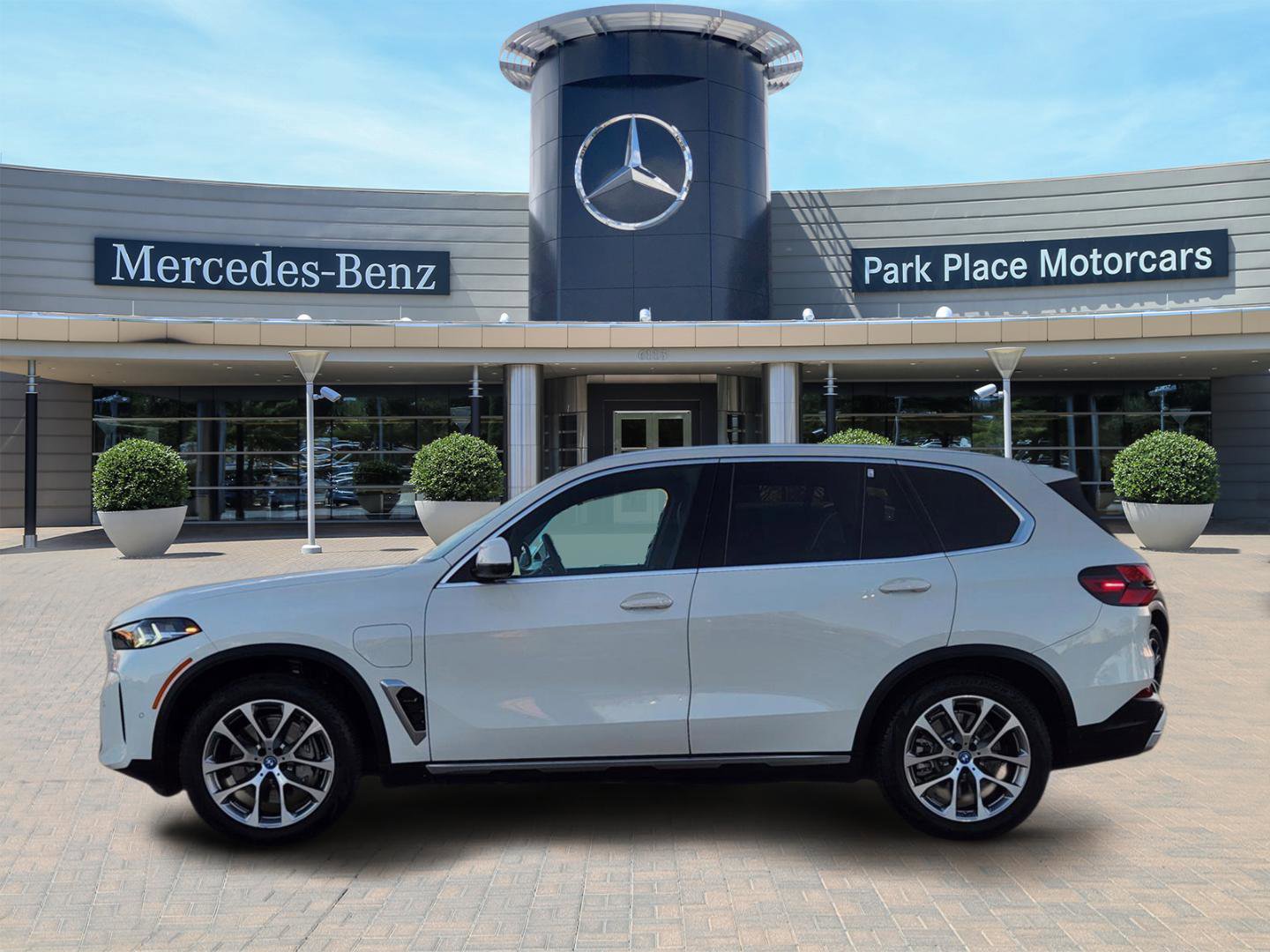 Used 2024 BMW X5 xDrive50e image 3