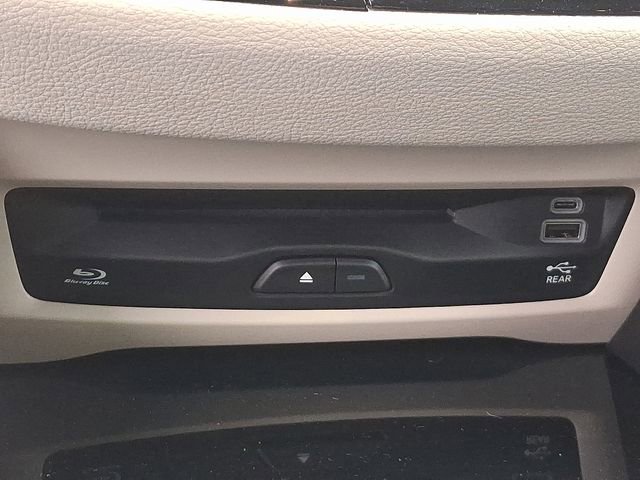 Used 2023 Chrysler Pacifica Limited w/ Uconnect Theater Family Group image 25