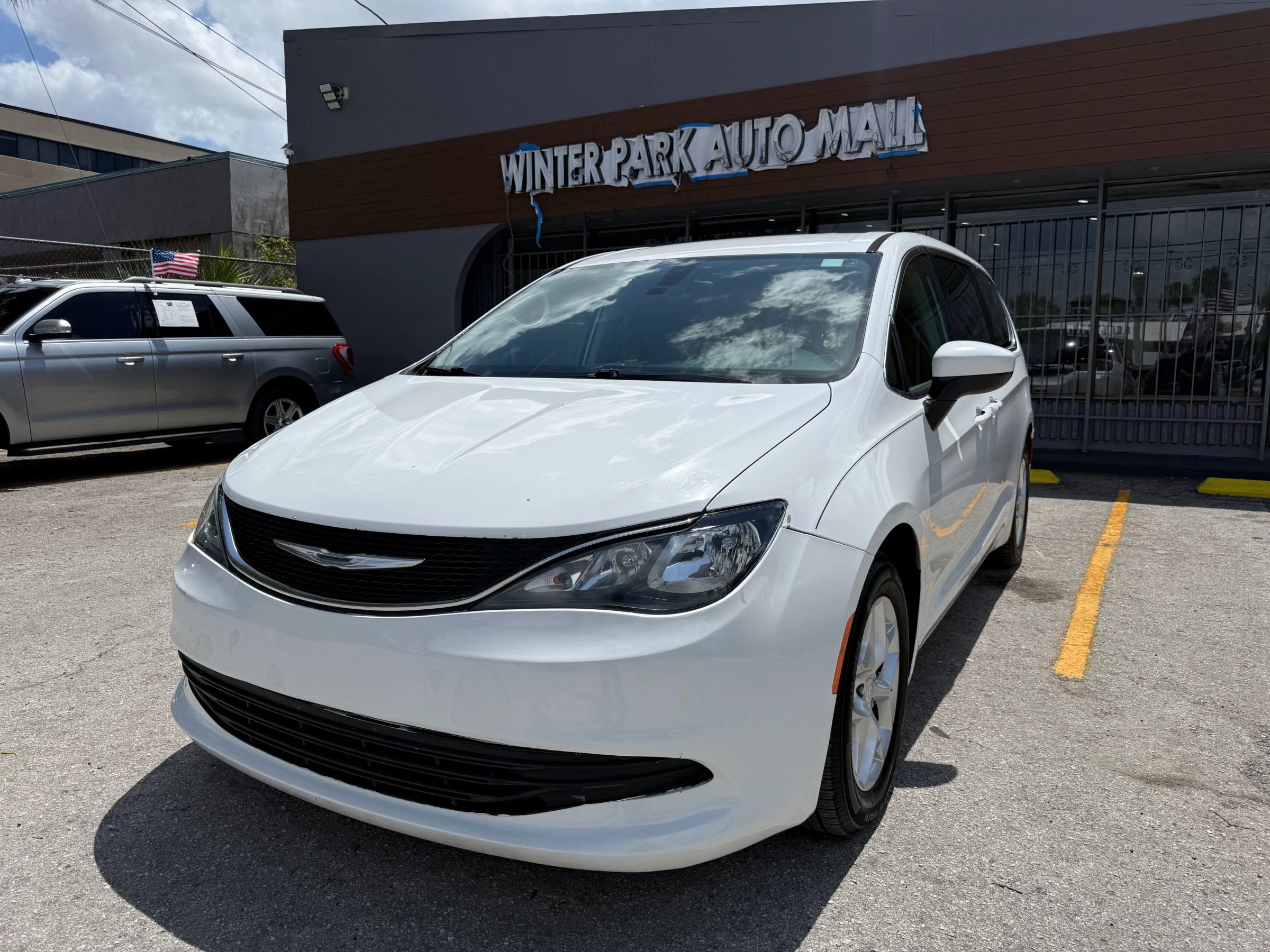 Used 2017 Chrysler Pacifica Touring FWD image 1