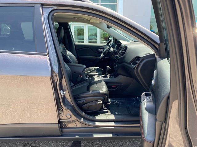 Used 2020 Jeep Cherokee Trailhawk w/ Cold Weather Group AWD/4WD image 31