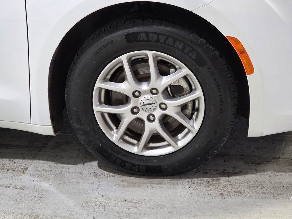 Used 2023 Chrysler Voyager LX image 9