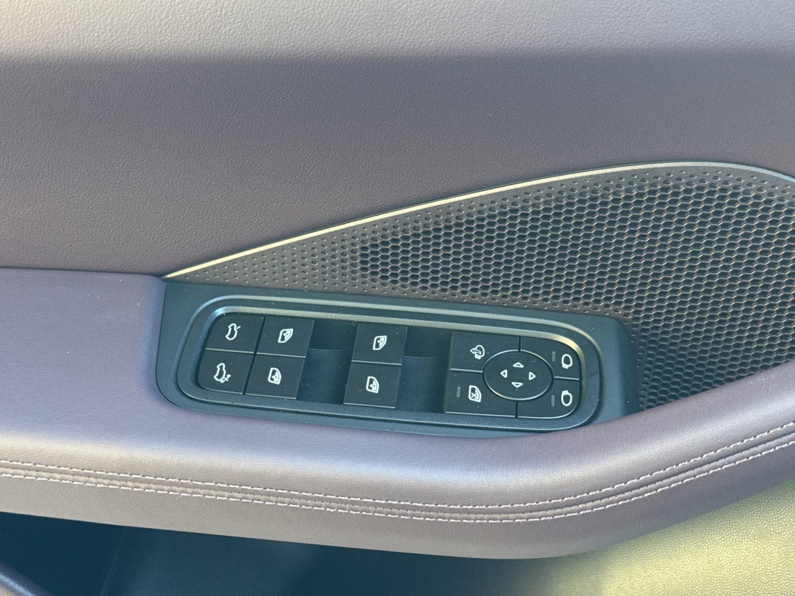 New 2026 Porsche Macan 4 Electric image 13