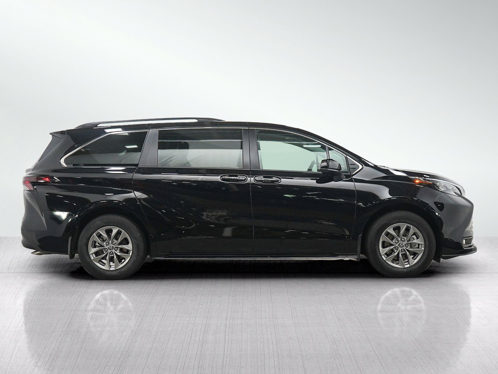 Used 2025 Toyota Sienna XLE w/ XLE Plus Package AWD/4WD image 6