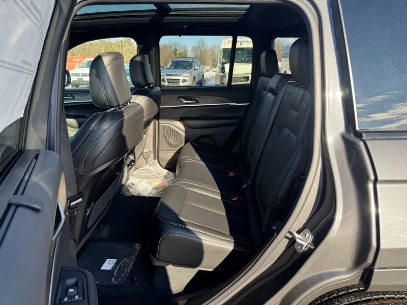 New 2025 Jeep Grand Cherokee Limited w/ Luxury Tech Group II image 39