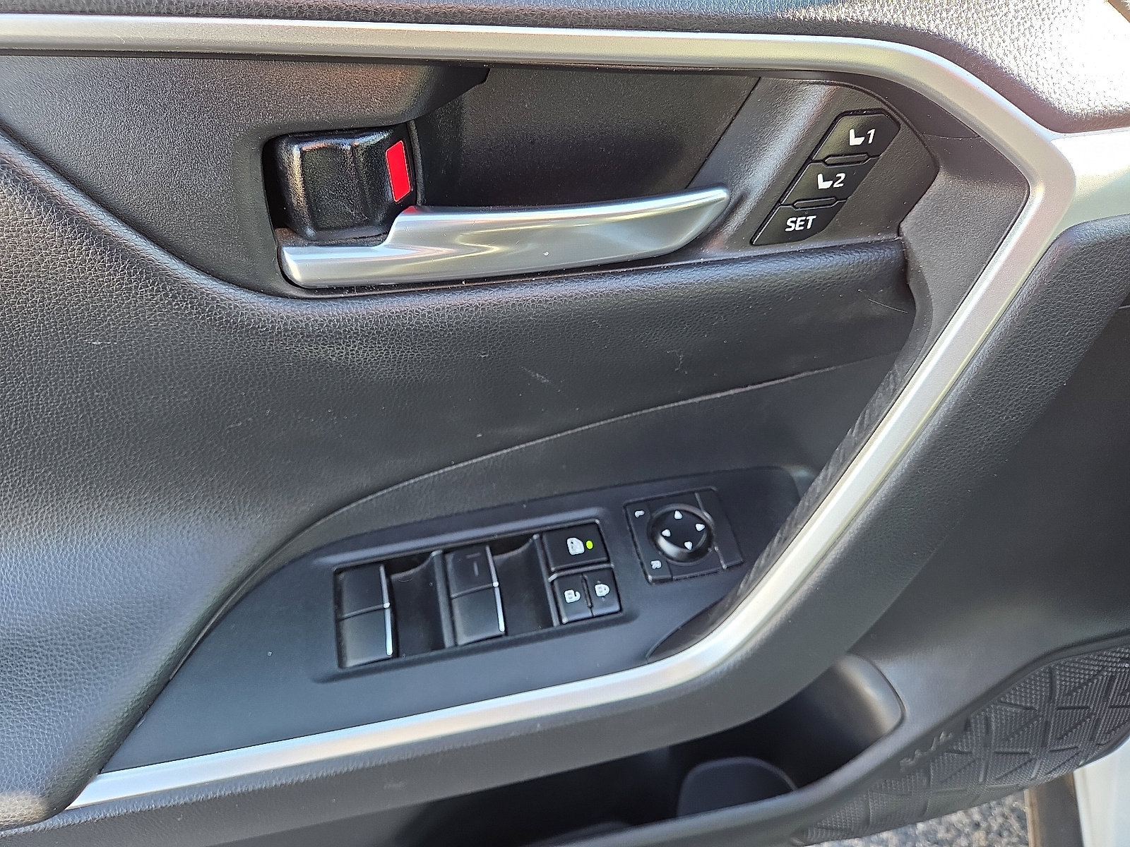 Used 2021 Toyota RAV4 Limited image 11