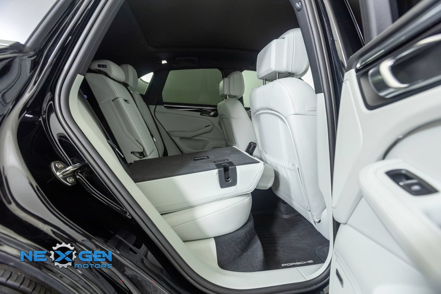 Used 2024 Porsche Macan AWD/4WD image 41