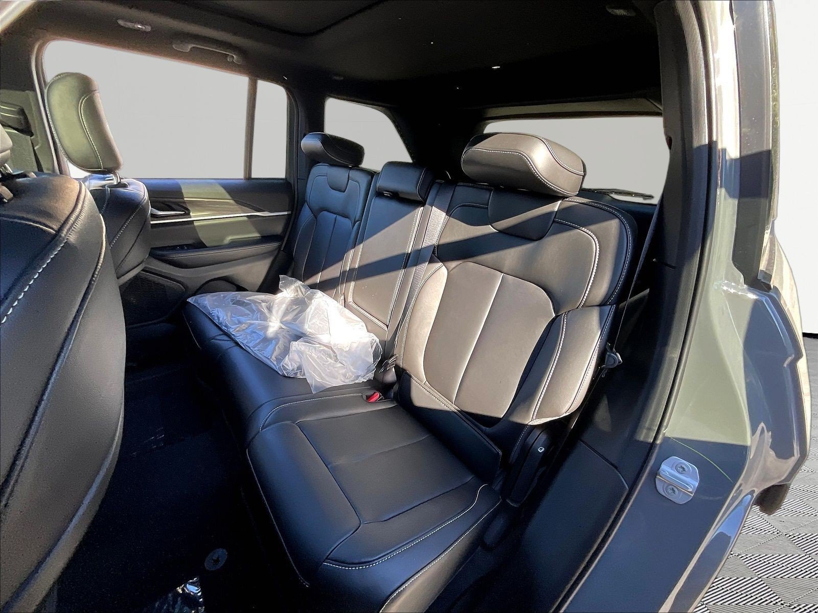 New 2027 Jeep Grand Cherokee Limited AWD/4WD image 17