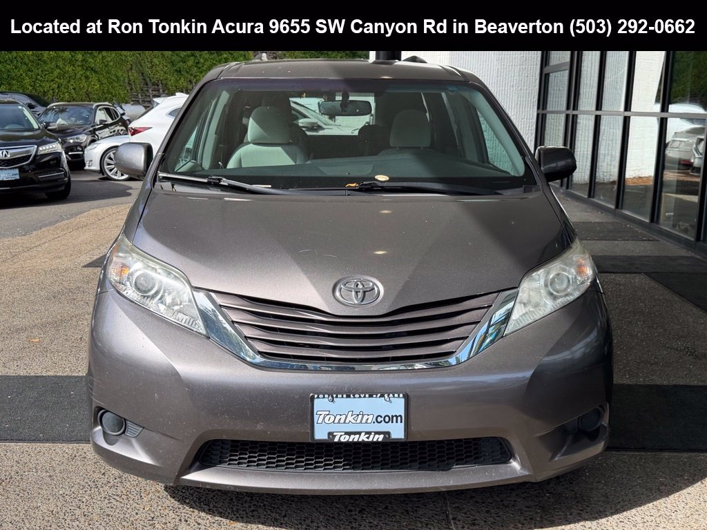 Used 2017 Toyota Sienna LE FWD image 3