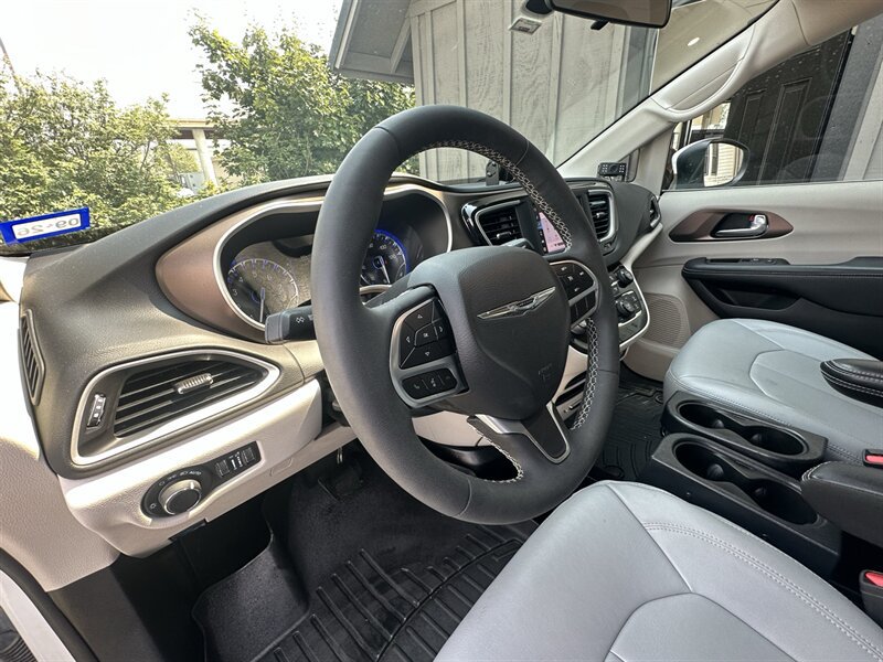 Used 2022 Chrysler Voyager LX FWD image 11