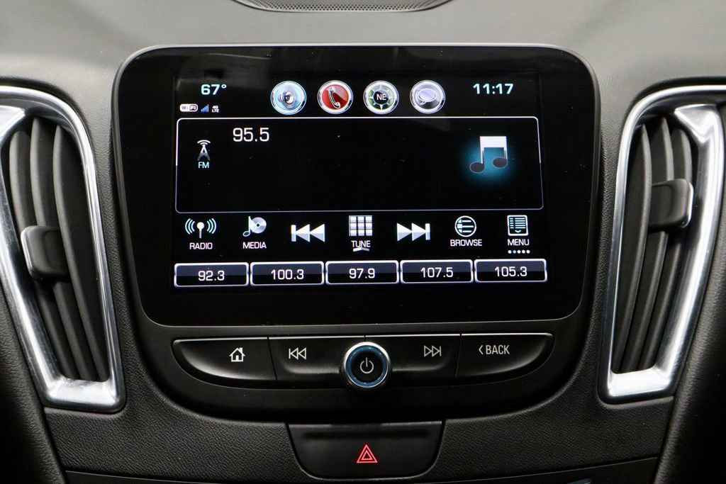 Used 2018 Chevrolet Malibu LT w/ Leather Package FWD image 3