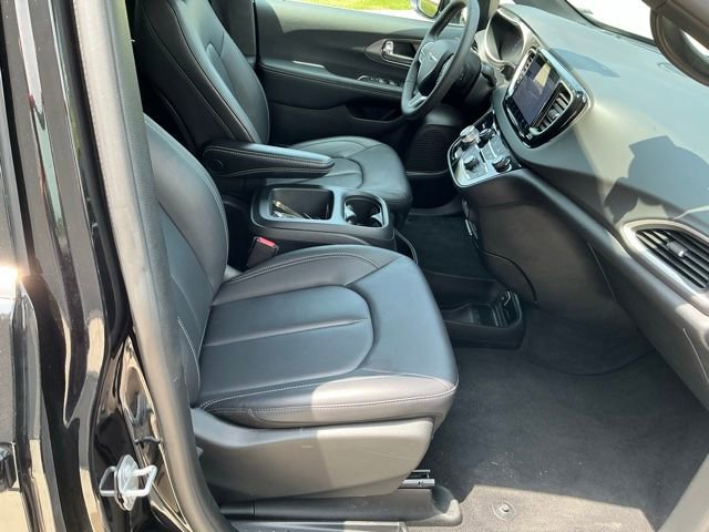 Used 2025 Chrysler Pacifica Select FWD image 18