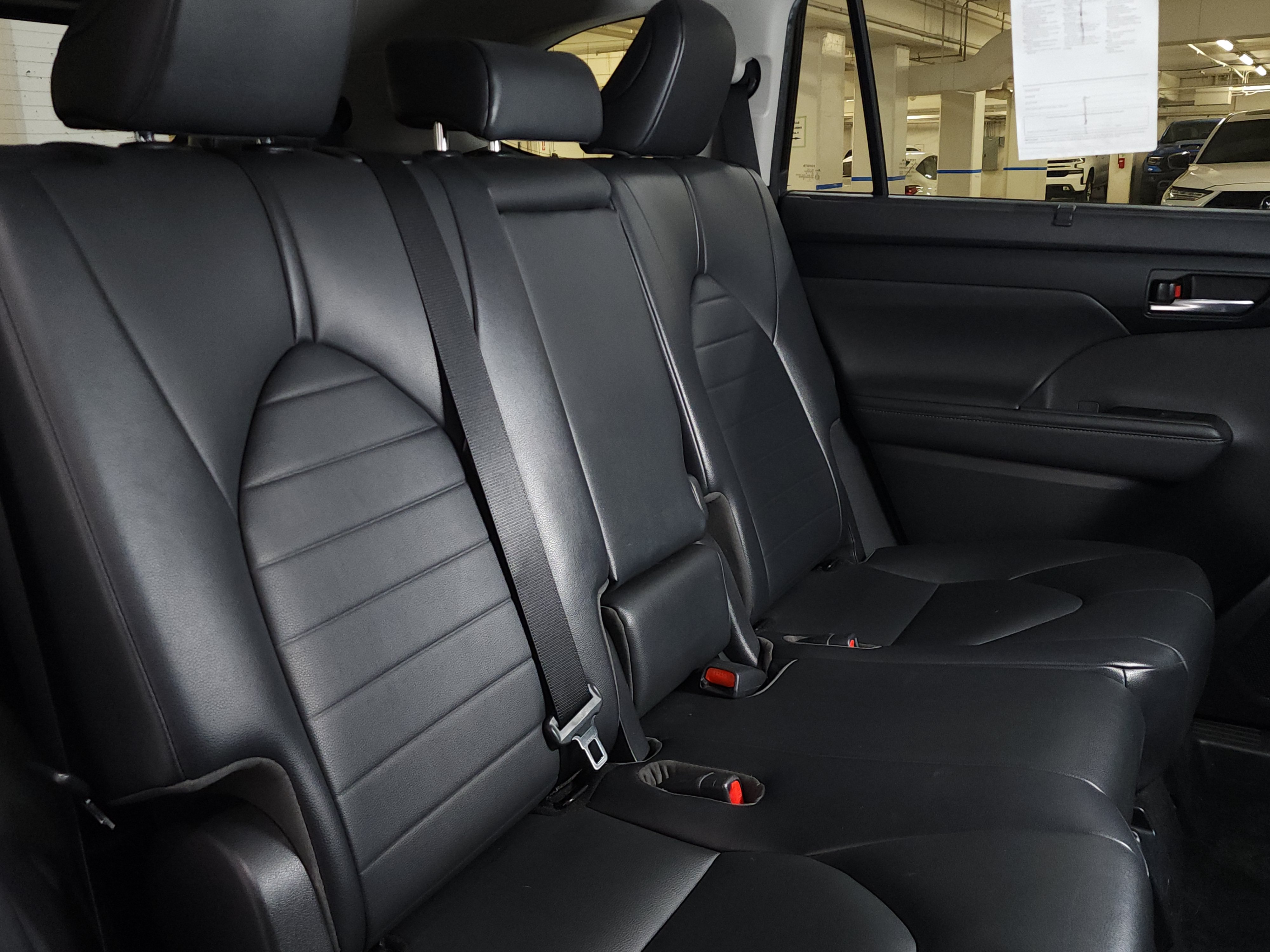 Used 2020 Toyota Highlander XLE AWD/4WD image 22