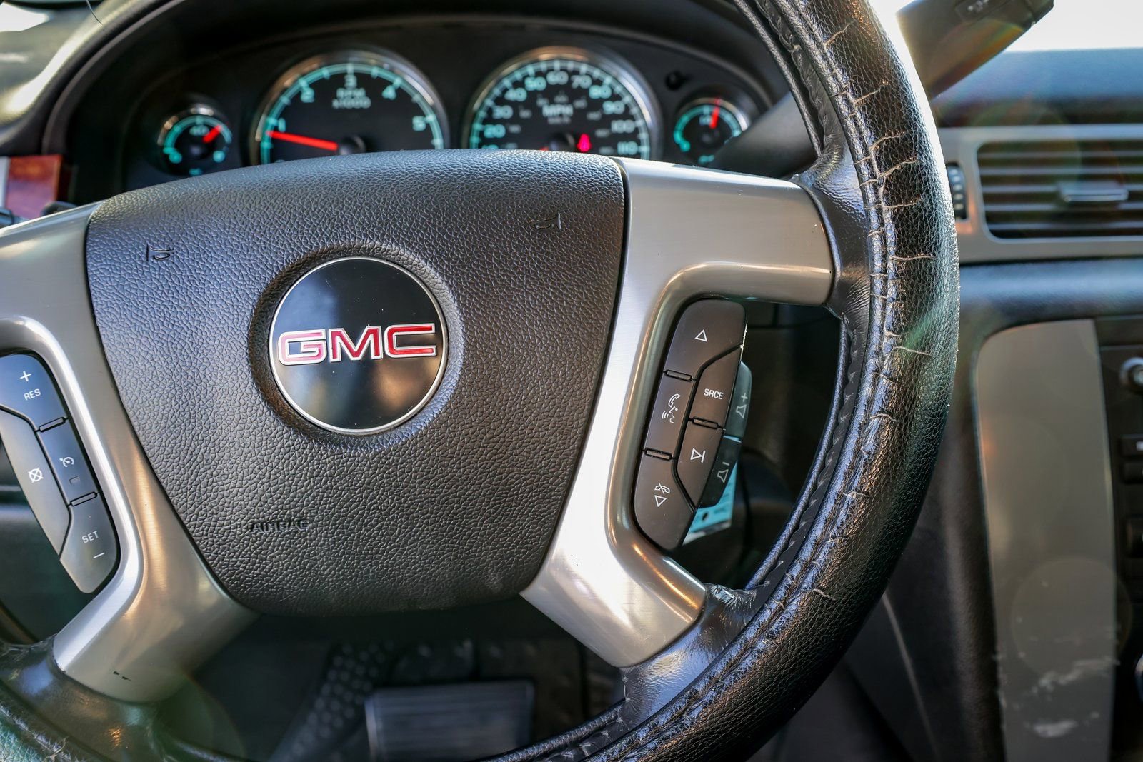 Used 2011 GMC Yukon XL SLT AWD/4WD image 17