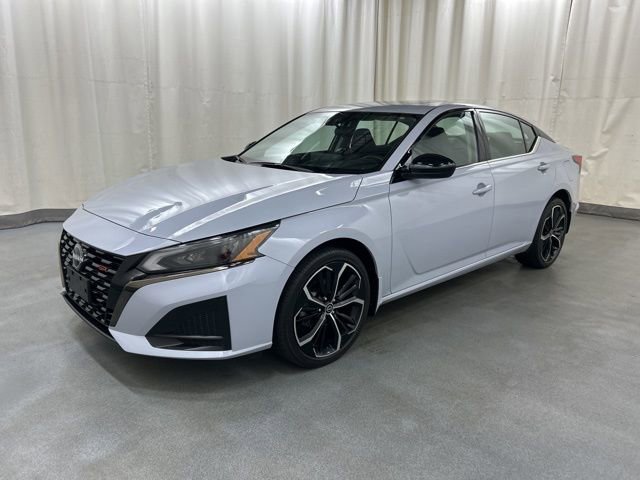 Used 2023 Nissan Altima 2.5 SR w/ SR Premium Package image 2
